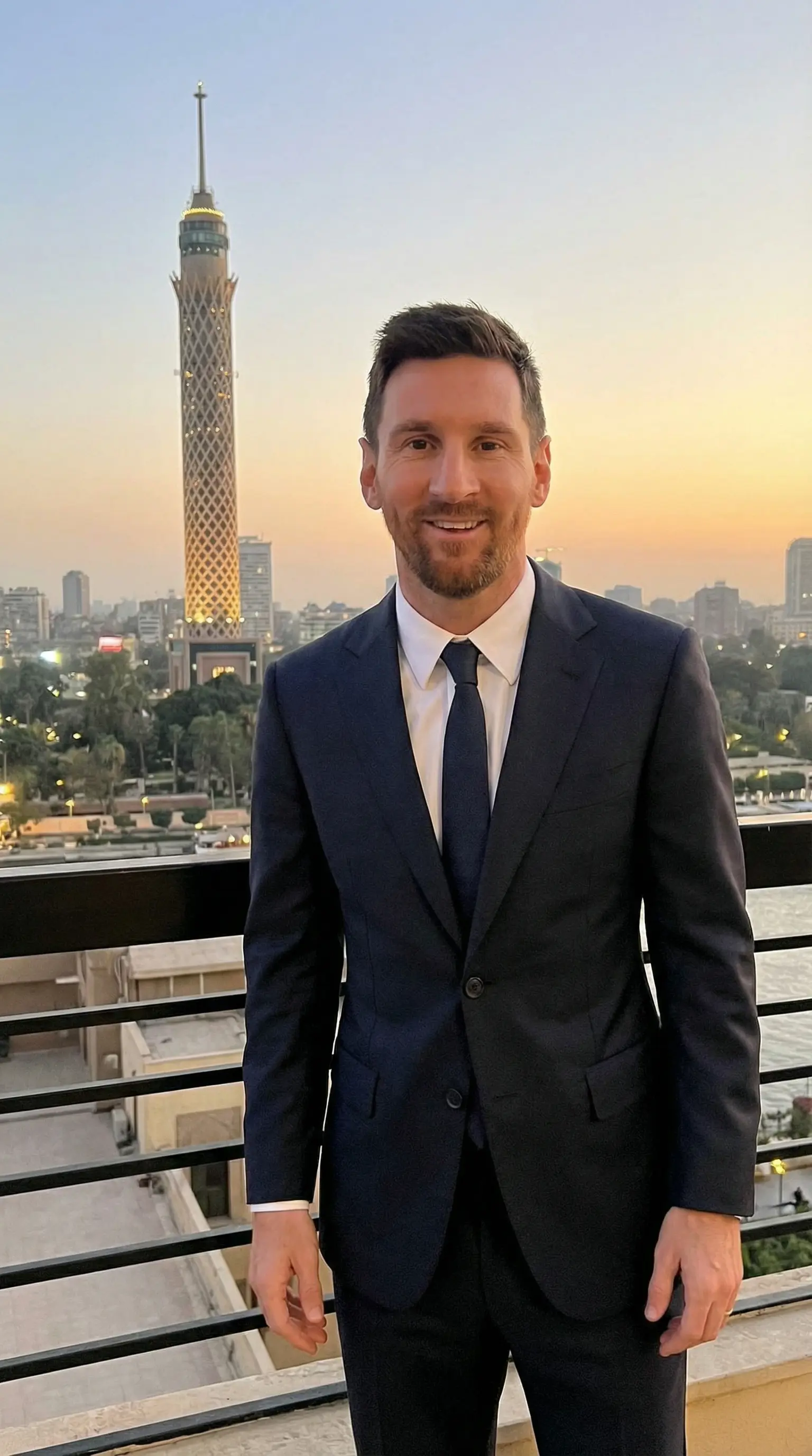 صورة لي ليونيل ميسي وهو لابس بدله وخلفه برج القاهره