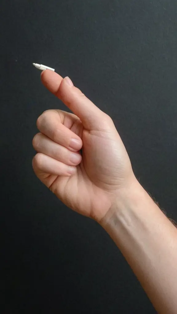 يدي حامله مذكره مفتوحه بيدي اليسار